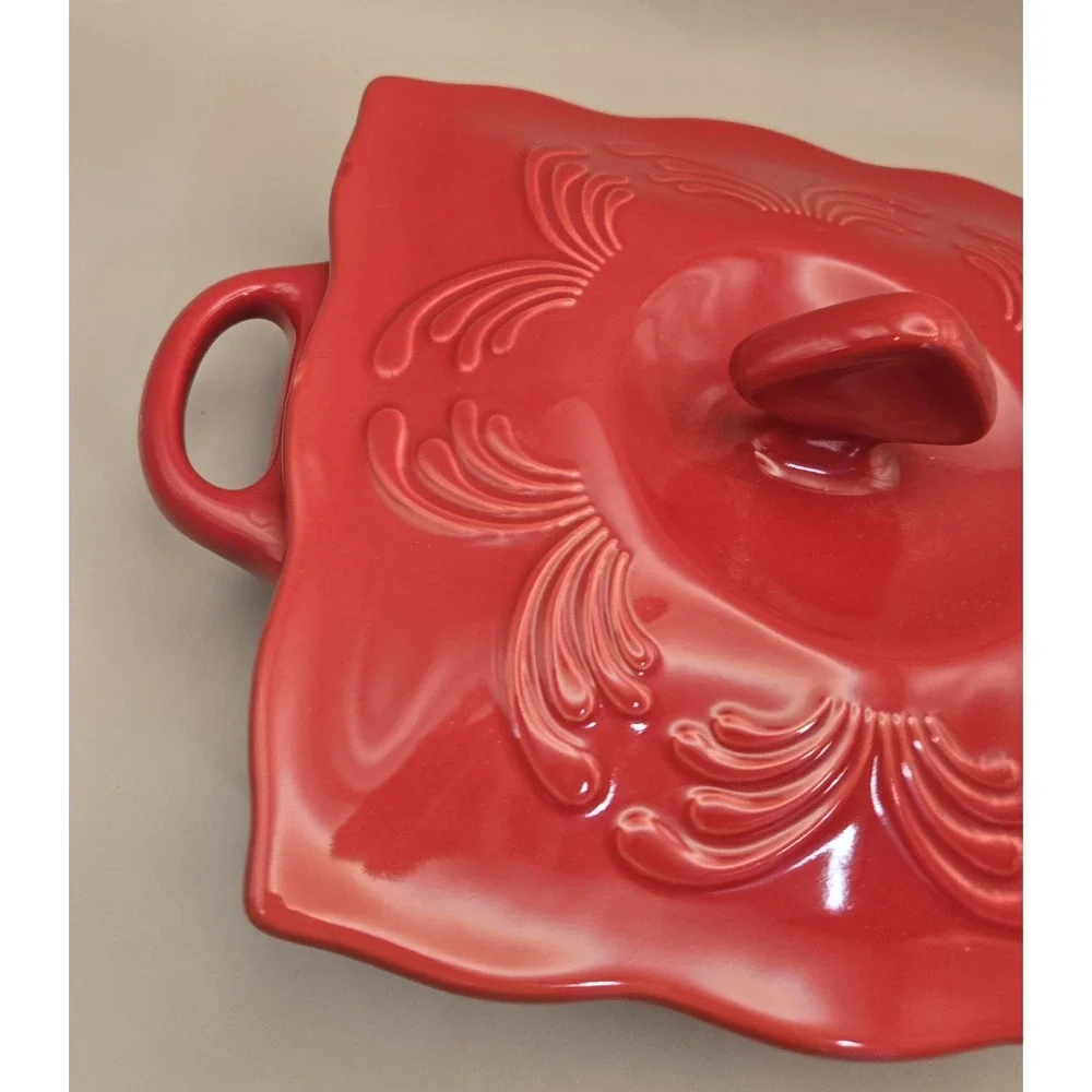 Red Bakeware One Quart ‎ Casserol Dish  Backing Pan With Lid Embossed Lid Detail
